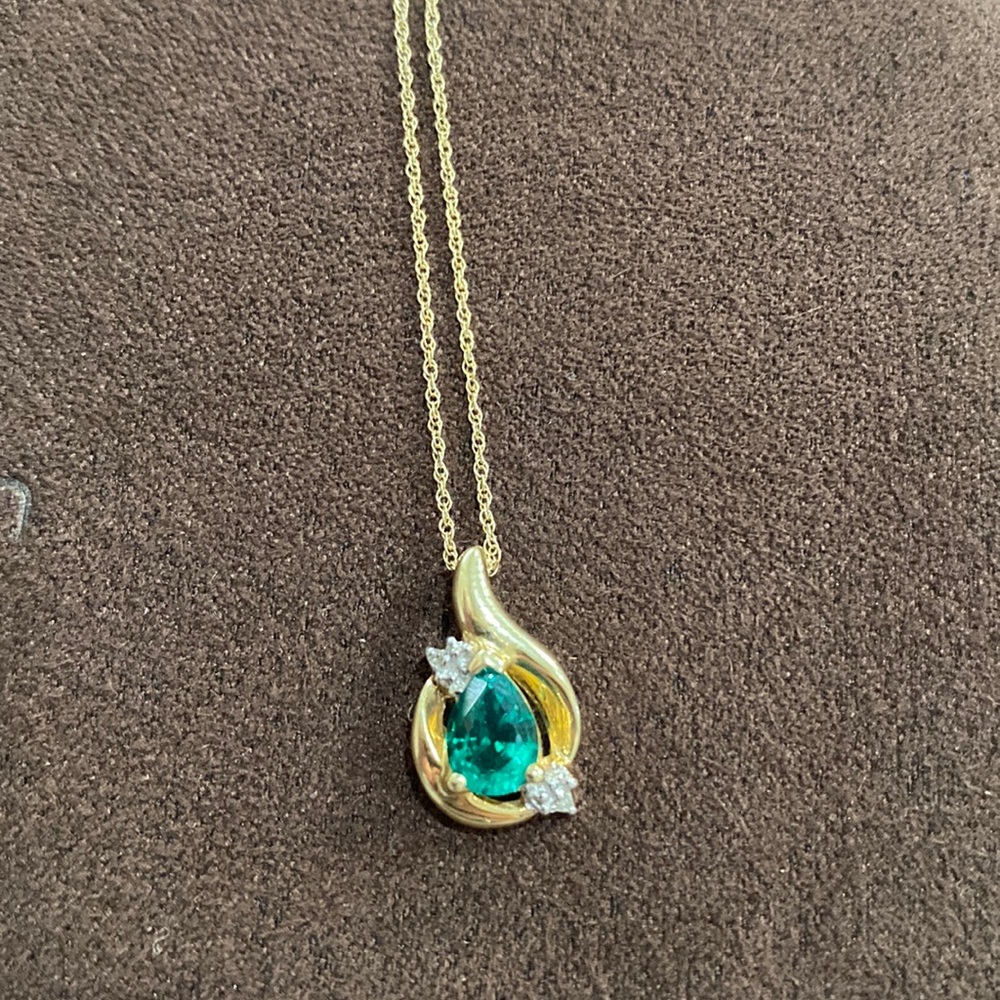 10KT Gold Necklace w/ Emerald & 2 Small Diamonds Necklace 17.5”